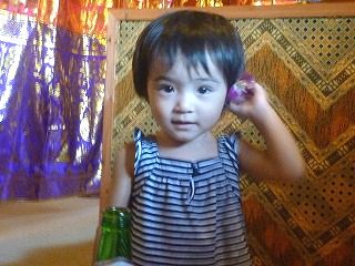 自分で耳に花を添えた1歳7ヶ月の娘。同様にして、インドネシア人の血、クォーターです